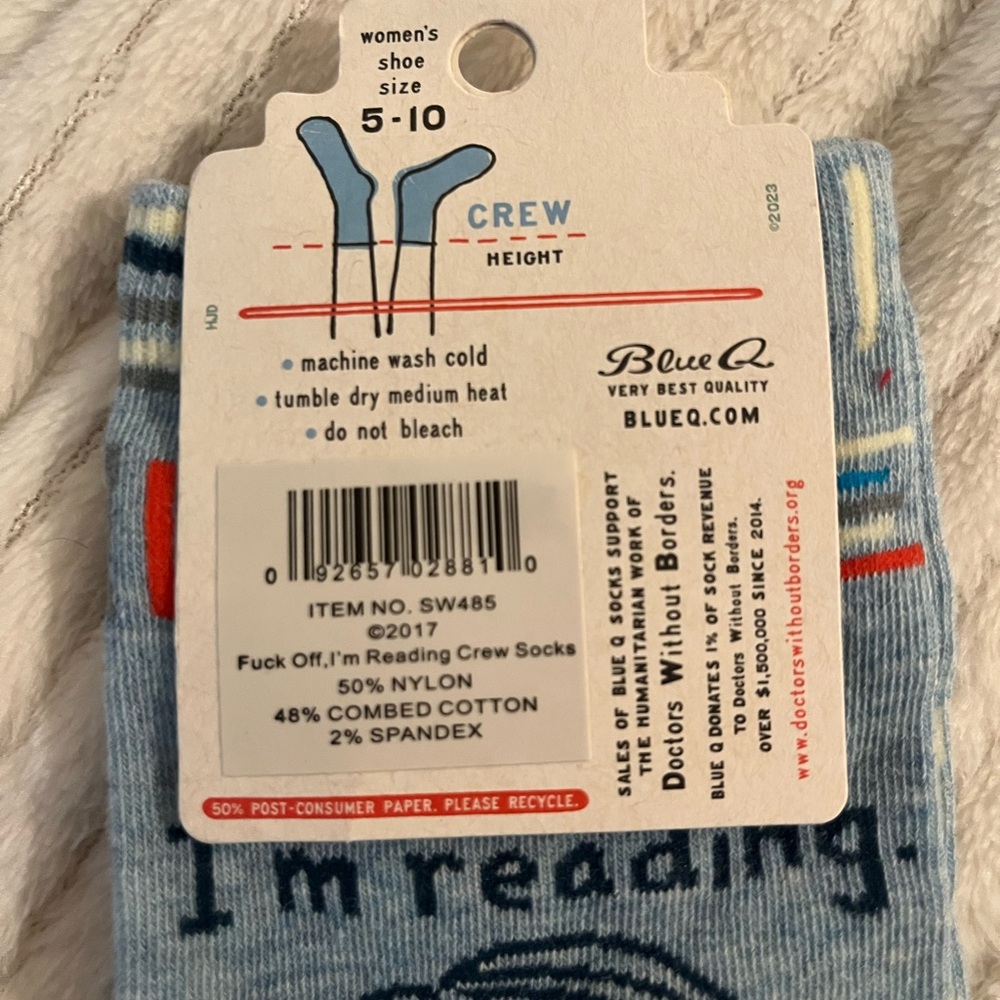 Blue Q 'I'm Reading' Casual Crew Socks - Light Blue and Multicolor Size 5-10 - Picture 3 of 4